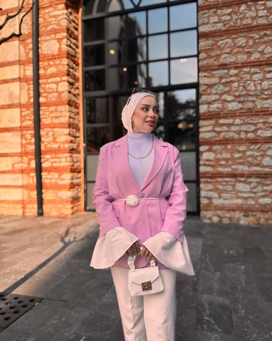 GÜL KEMER DETAYLI ÇİZGİLİ CEKET PUDRA