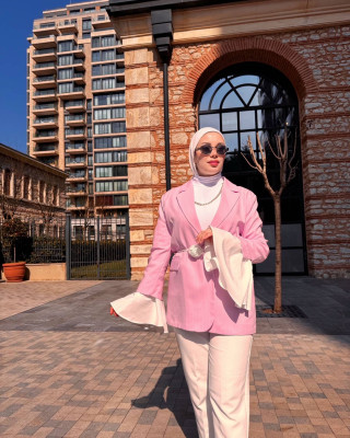 GÜL KEMER DETAYLI ÇİZGİLİ CEKET PUDRA