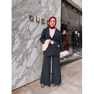 GÜL KEMER DETAYLI ÇİZGİLİ TAKIM SİYAH
