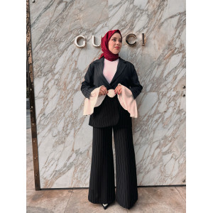 GÜL KEMER DETAYLI ÇİZGİLİ TAKIM SİYAH